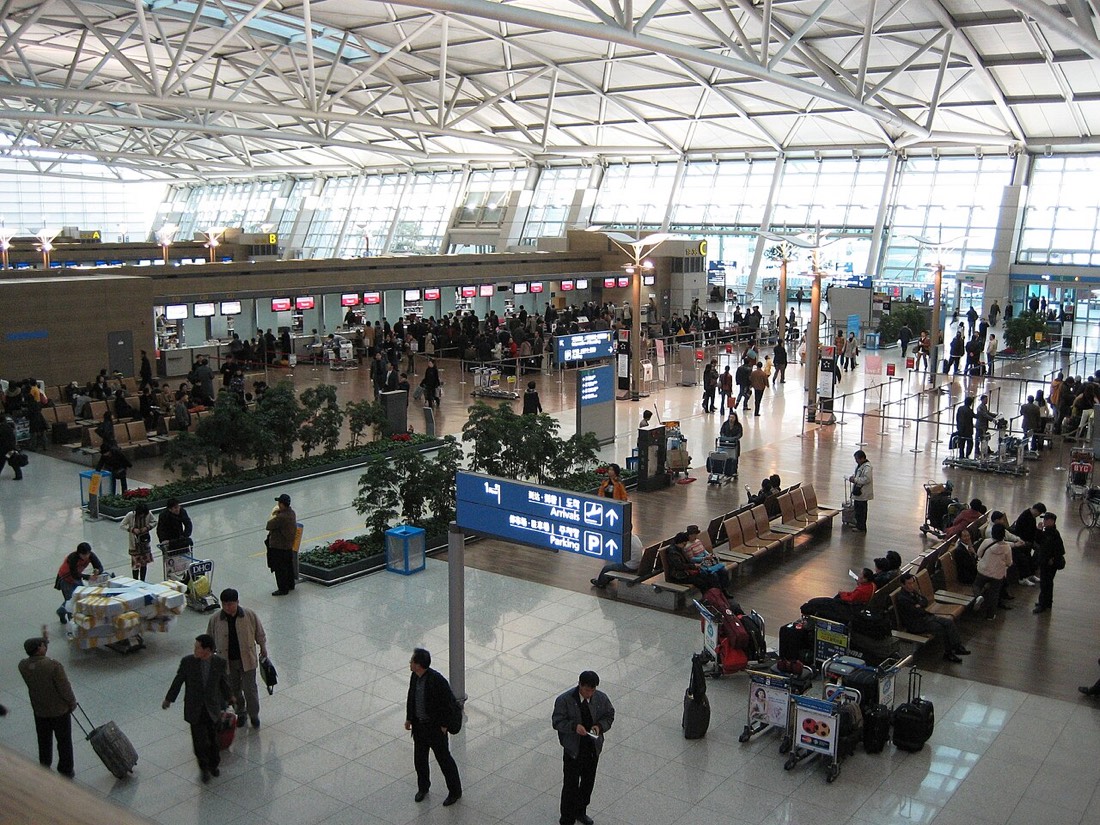 인천국제공항 출국장 체크인 카운터 앞 풍경